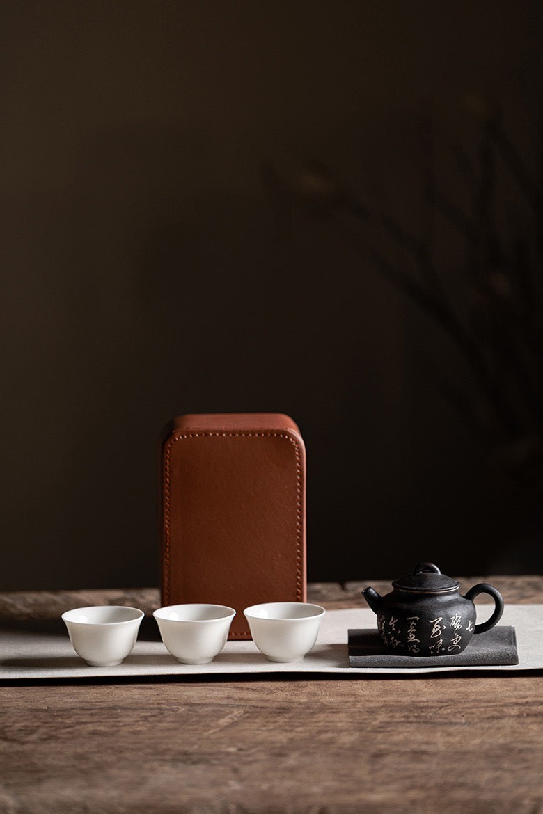 Teapot with 3 cups front view