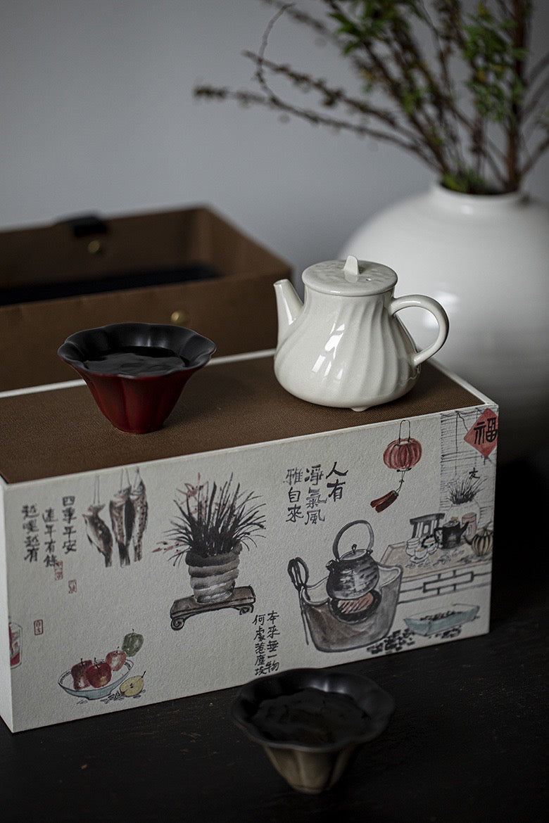 Teapot with 2 cups close up