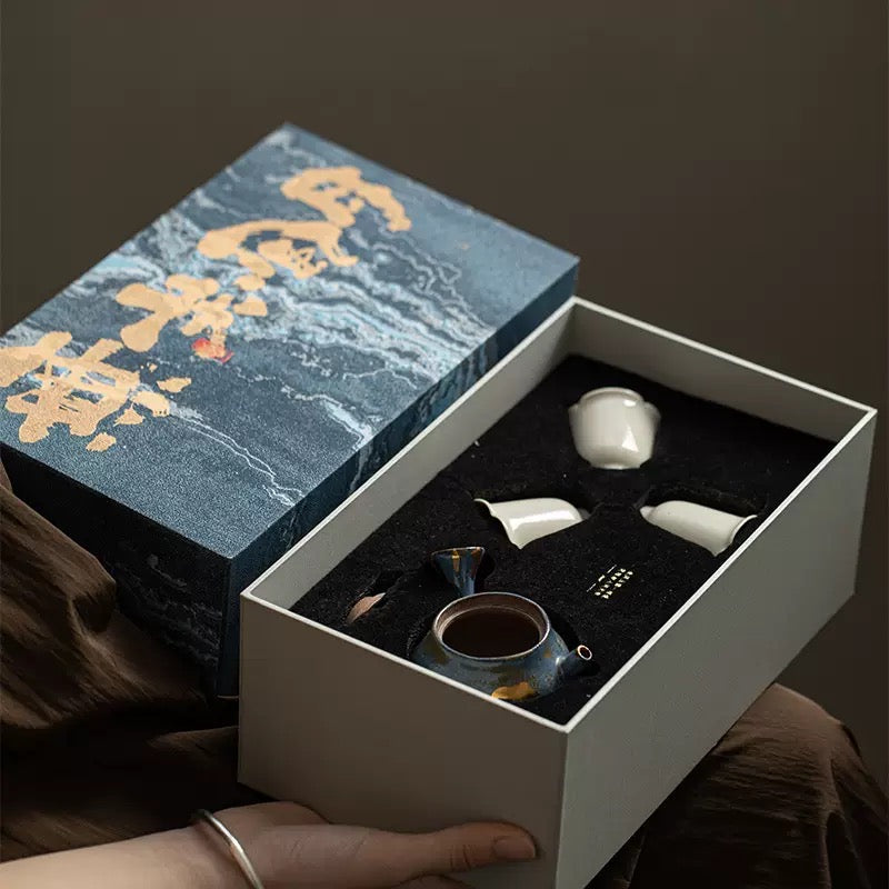 Teapot with tea cups in the gift box