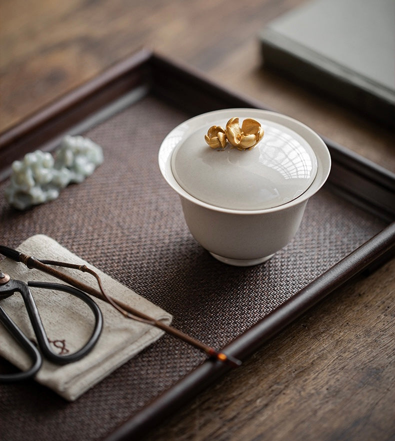 Gaiwan with flower lip front side