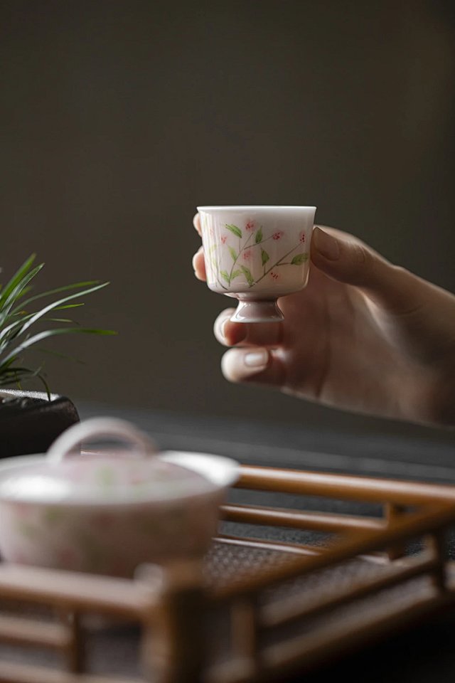 Covered bowl, hand-painted flower and grass pottery Gaiwan Set 120ml